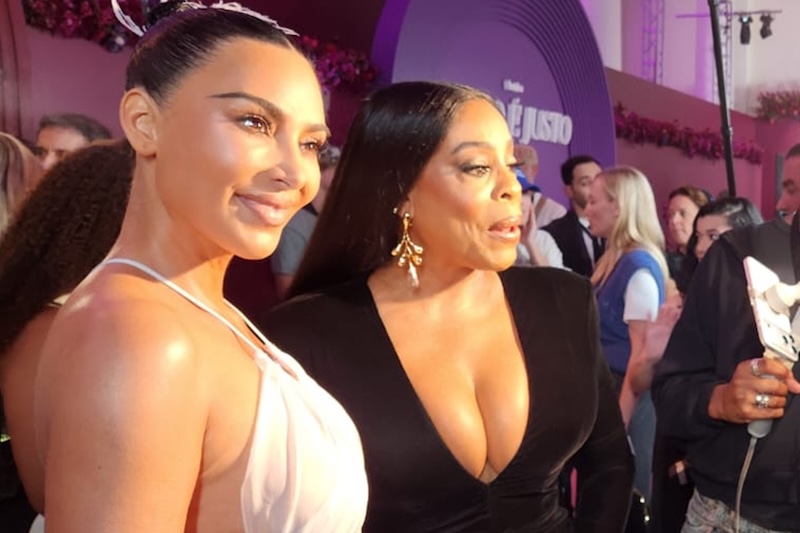 Kim Kardashian ironiza críticas sobre sua atuação em Tudo é Justo - Kim Kardashian e elenco de “Tudo é Justo” brilham em evento no Rio de Janeiro